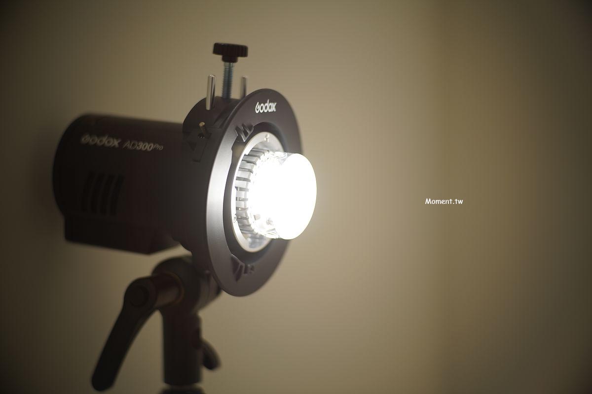 Godox神牛Ad300外拍閃光燈，拍照之後如何持續開啟造型燈呢?